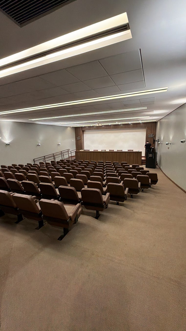 Auditório da Zanini, em Sertãozinho-SP, com as poltronas voltadas para o palco